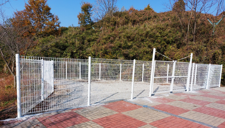 흰색 메쉬휀스와 쌍문입니다.